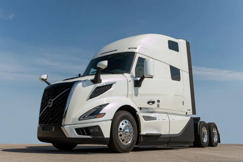 2025 Volvo VNL 860 Sleeper, Pearl White · 88,000 mi