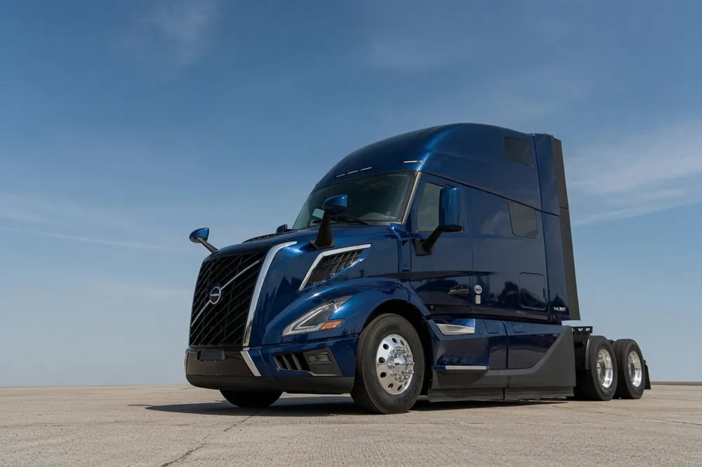 2025 Volvo VNL 860 Sleeper, Metallic Blue · 226,000 mi