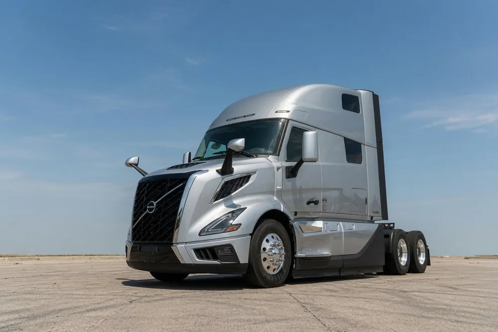 2025 Volvo VNL 860 Sleeper, Silver · 208,000 mi