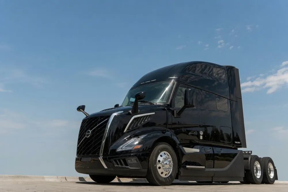 2025 Volvo VNL 860 Sleeper, Black · 193,000 mi