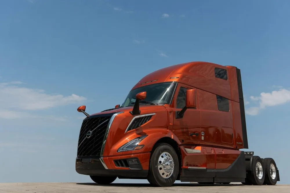 2025 Volvo VNL 860 Sleeper, Copper · 168,000 mi