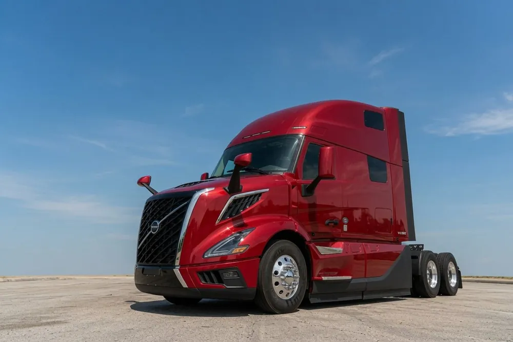 2025 Volvo VNL 860 Sleeper, Red · 157,000 mi