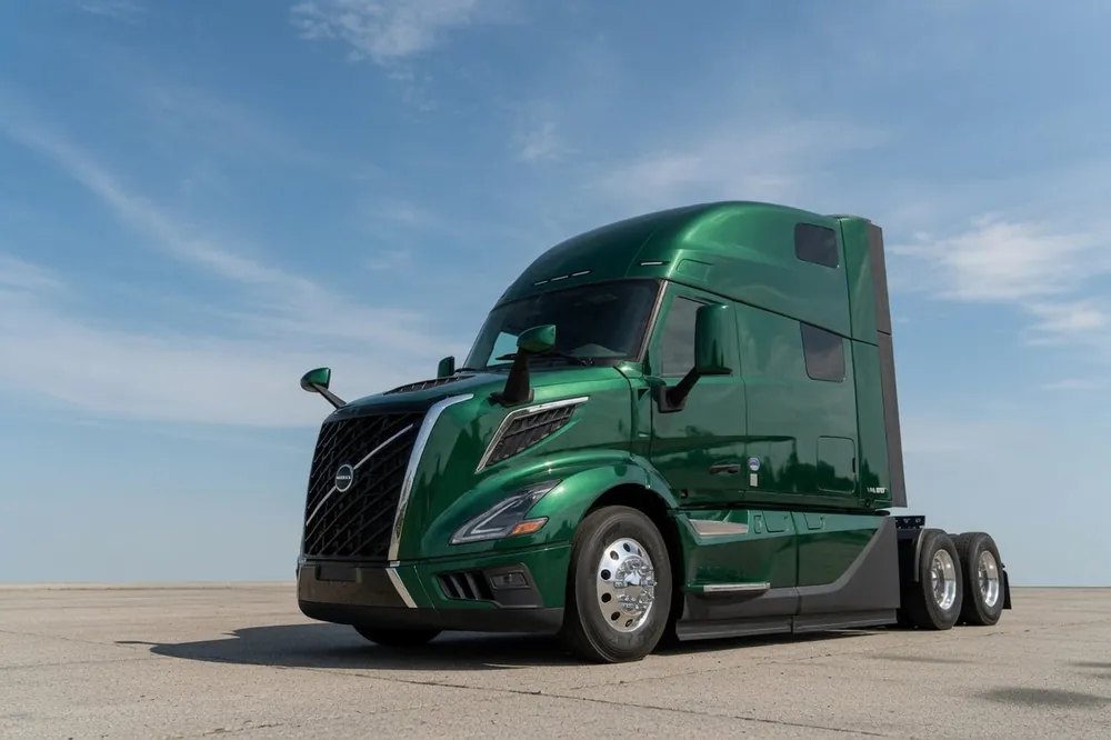 2025 Volvo VNL 860 Sleeper, Emerald Green · 126,000 mi