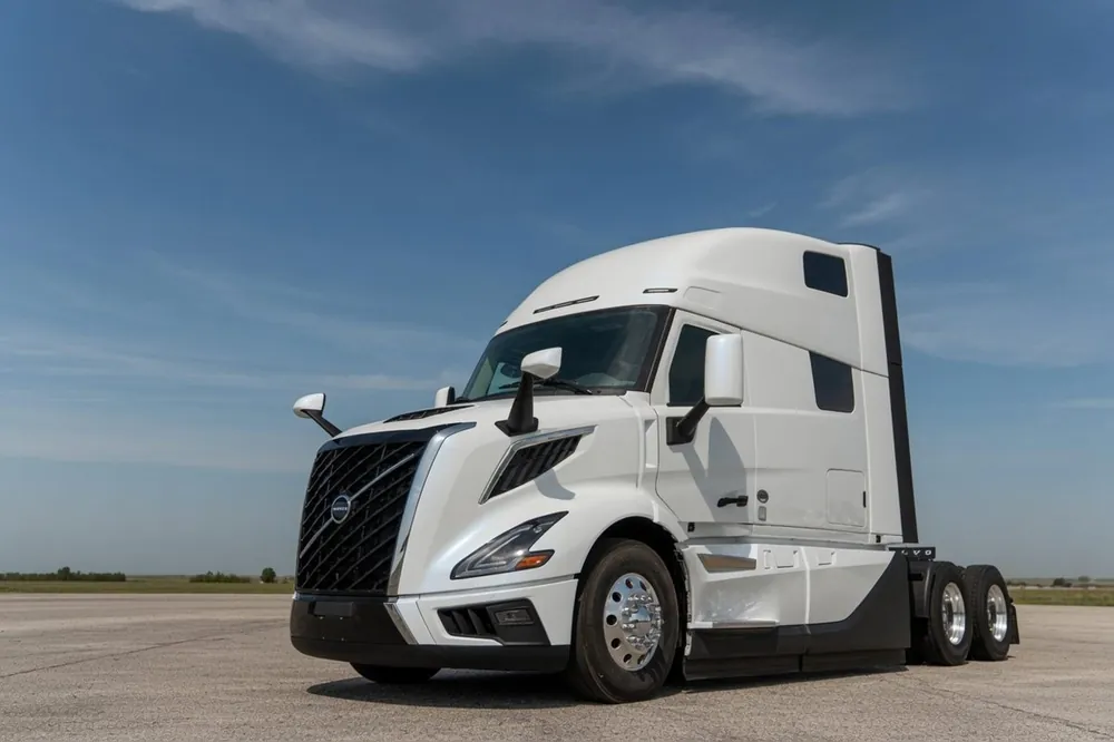 2025 Volvo VNL 860 Sleeper, White · 114,000 mi